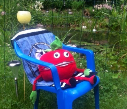 ein blauer Stuhl mit roter Maske und rotem Hut darauf